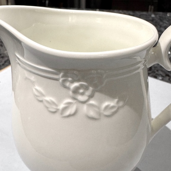 ✨ Stunning Vintage Villeroy & Boch White Bone China Pitcher – Embossed Floral”✨ - Picture 10 of 13